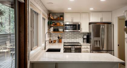 Mountain Modern Retreat at Black Butte Ranch – 4BR/3BA w/ Loft & Deck