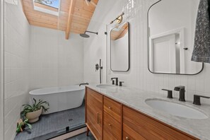 Douche, sèche-cheveux, serviettes fournies, savon