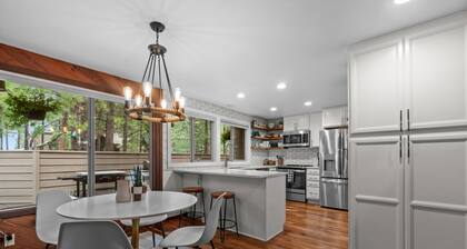 Mountain Modern Black Butte Retreat Fire Pit, Fireplace & Dogs Welcome