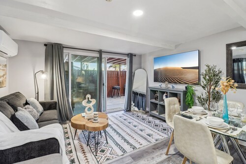 2BR/1Bth Ranch, Gated, Parking, Washer, Fast Wi-Fi