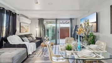 TV connectée, livres, médiathèque