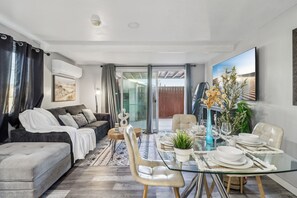 Een smart-tv, boeken en een muziekbibliotheek