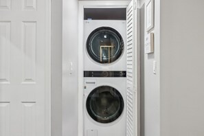 Interior - 2BR/1Bth Ranch, Gated, Parking, Washer, Fast Wi-Fi (Spring Valley)