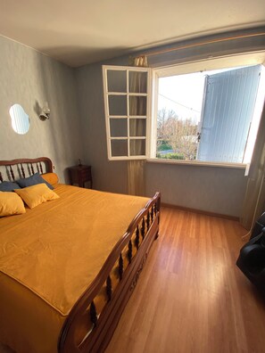 2 bedrooms, iron/ironing board, WiFi