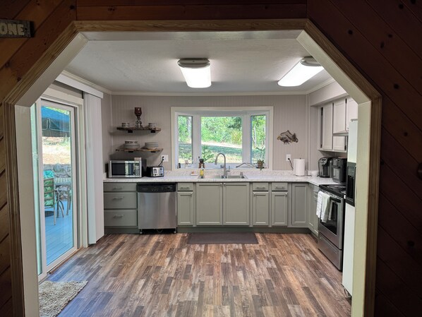 Een koelkast, een microgolfoven, een oven, een kookplaat