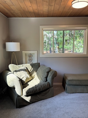 Smart TV, books, stereo