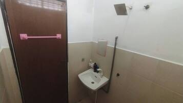 House, 3 Bedrooms, Accessible, Smoking | Bathroom