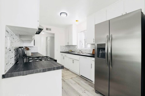 Micro-ondes, four, plaque de cuisson, lave-vaisselle