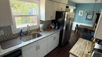 Microondas, horno, parrilla de estufa y lavavajillas