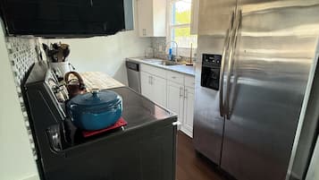 Microondas, horno, parrilla de estufa y lavavajillas