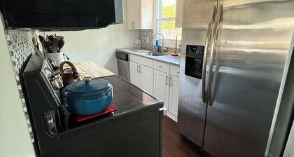 Charming 2-bedroom house in peaceful St. Petersburg with AC, Bonus Room