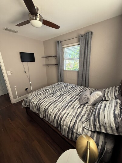 Charming 2-bedroom house in peaceful St. Petersburg with AC, Bonus Room