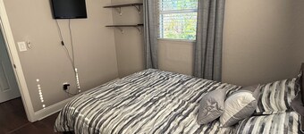 Charming 2-bedroom house in peaceful St. Petersburg with AC, Bonus Room