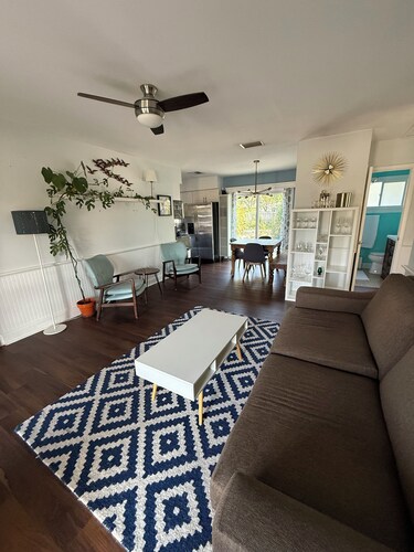 Charming 2-bedroom house in peaceful St. Petersburg with AC, Bonus Room