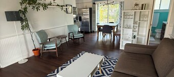 Charming 2-bedroom house in peaceful St. Petersburg with AC, Bonus Room