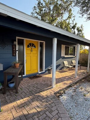 Exterior detail - Charming 2-bedroom house in peaceful St. Petersburg with AC, Bonus Room (St. Petersburg)