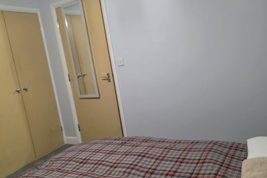 1 habitación, tabla de planchar con plancha, internet y ropa de cama 