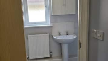 Douche, sĂšche-cheveux, serviettes fournies, papier toilette