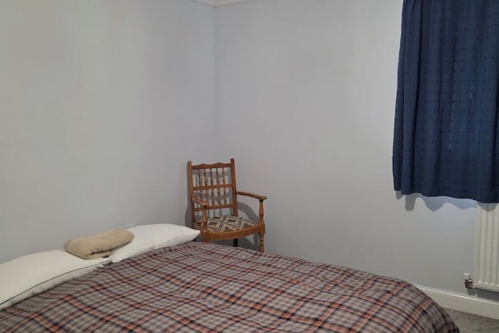 1 habitación, tabla de planchar con plancha, internet y ropa de cama 