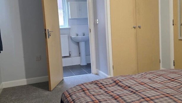 1 soverom, strykejern/-brett, internettilgang og sengetøy