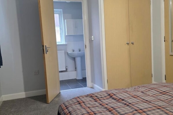 1 sovrum, strykjärn/strykbräda, internet och sängkläder