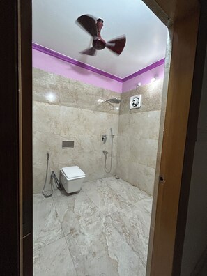 Bidet, toilet paper