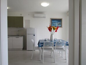 Apartment, 2 Bedrooms, Balcony, Ocean View | Dining room