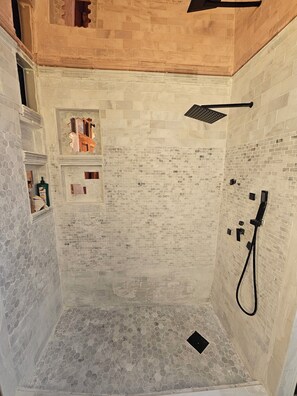 Shower, hair dryer, bidet, towels - Ryder cup 3-bedroom house pool hot tub AC in Plainview off greenbelt path (Plainview)