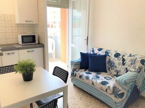 Apartment, 2 Schlafzimmer, Balkon | Wohnzimmer