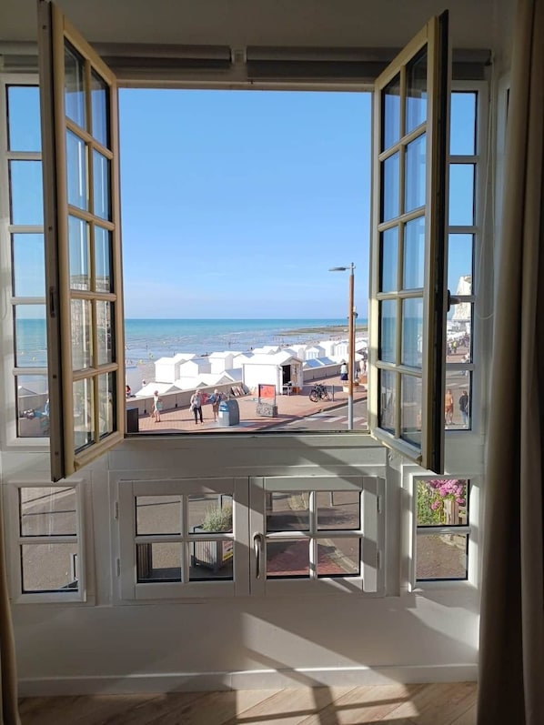 Unclassified image, 1 of 17, button - Graziella seafront (Mers-les-Bains)