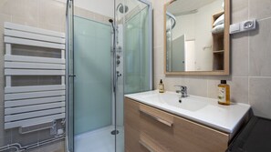 Set di cortesia gratuito, asciugacapelli, asciugamani, sapone