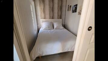 1 chambre, fer et planche Ă repasser, Wi-Fi gratuit, draps fournis