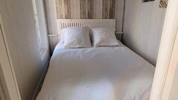 1 slaapkamer, een strijkplank/strijkijzer, gratis wifi, beddengoed