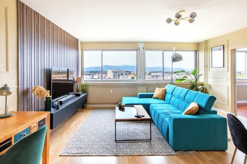 Modern 2BR • Vosges View & Sunsets • 90 m² • Netflix & Parking