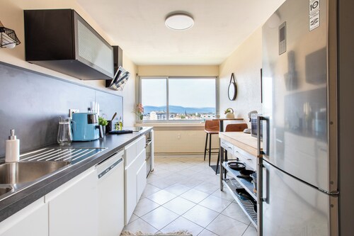 Modern 2BR • Vosges View & Sunsets • 90 m² • Netflix & Parking