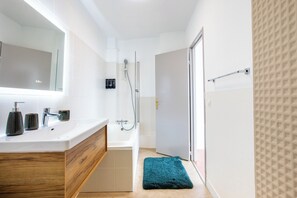 Hiustenkuivaaja, pyyhkeet, saippua, sampoo