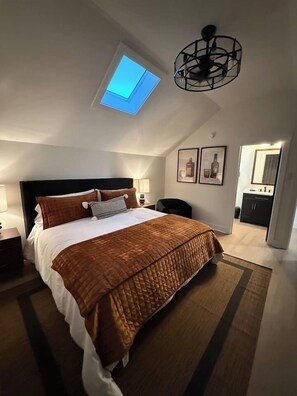 5 bedrooms, iron/ironing board, WiFi, bed sheets