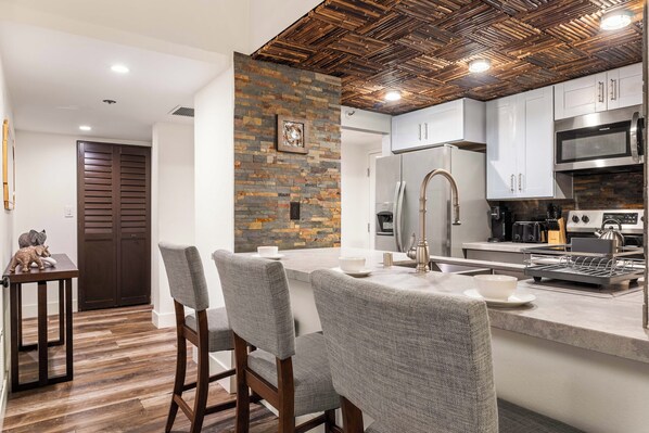 冷蔵庫、電子レンジ、オーブン、コンロ