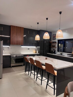 Jääkaappi, mikroaaltouuni, uuni, liesi