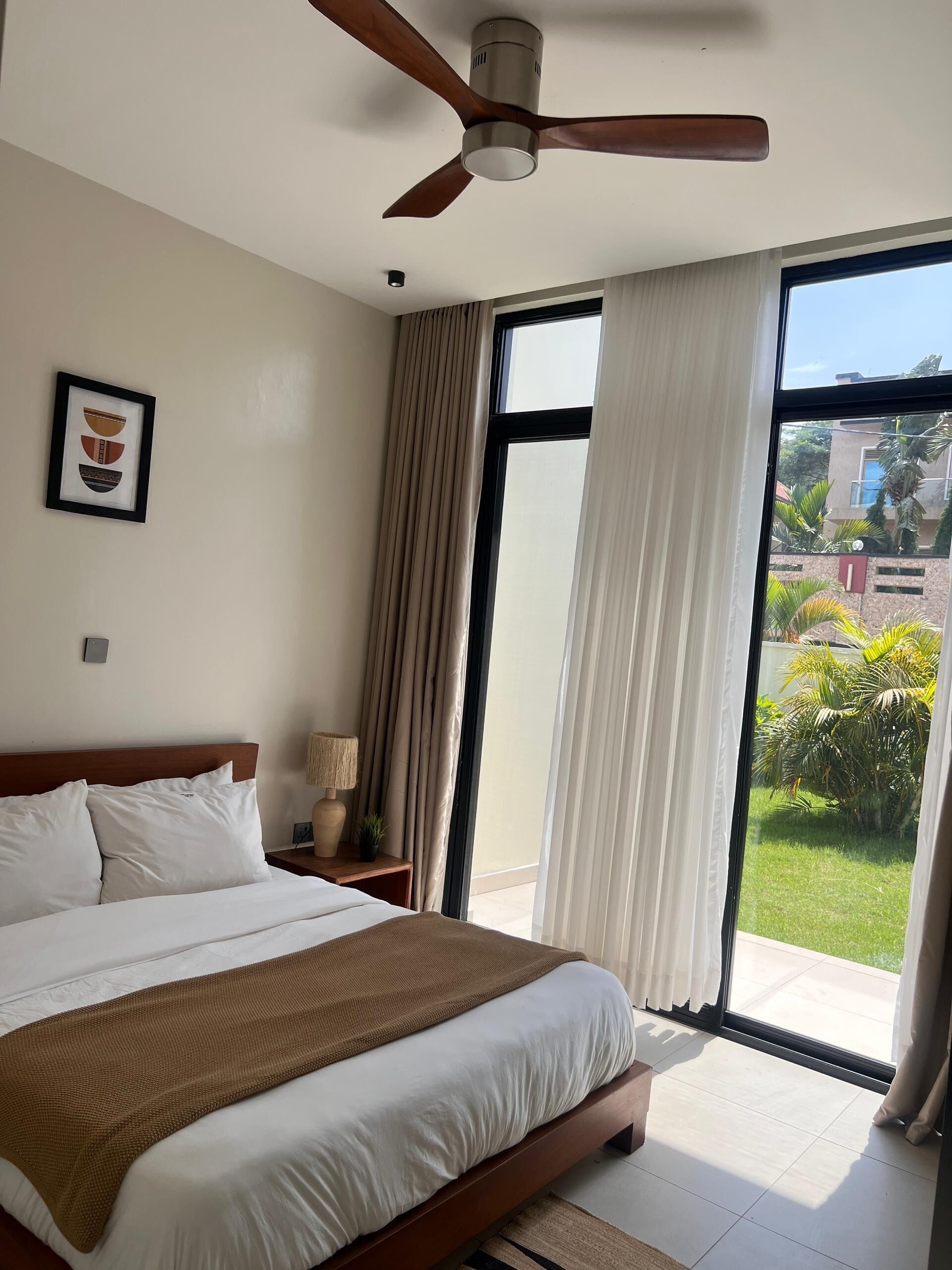 4 多间卧室、客房内保险箱、办公桌、熨斗/熨衣板