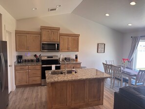 Frigorífico, microondas, horno y placa de cocina