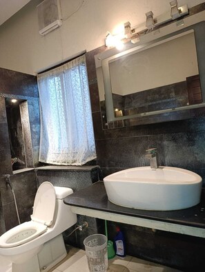 Douche, sèche-cheveux, bidet, serviettes fournies