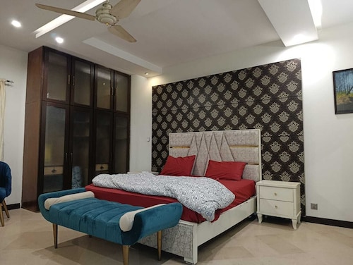 Spacious 6-bedroom house in DHA Phase 5 Lahore