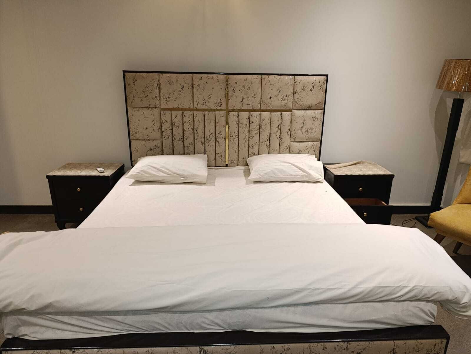 6 bedrooms, iron/ironing board, WiFi, bed sheets