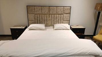 6 bedrooms, iron/ironing board, WiFi, bed sheets