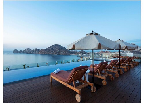 THIS IS IT !!!! Luxurious Oceanfront Suite: Spa, Beach & Adventure Await!