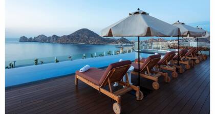 THIS IS IT !!!! Luxurious Oceanfront Suite: Spa, Beach & Adventure Await!