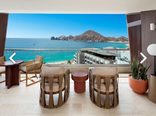 THIS IS IT !!!! Luxurious Oceanfront Suite: Spa, Beach & Adventure Await!