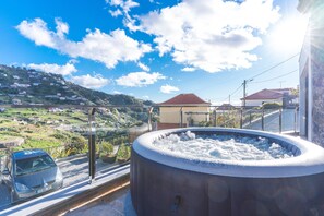 Tina de hidromasaje al aire libre