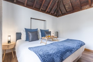 2 bedrooms, iron/ironing board, travel cot, free WiFi - Juliana's House 1 by Atlantic Holiday (Campanário)